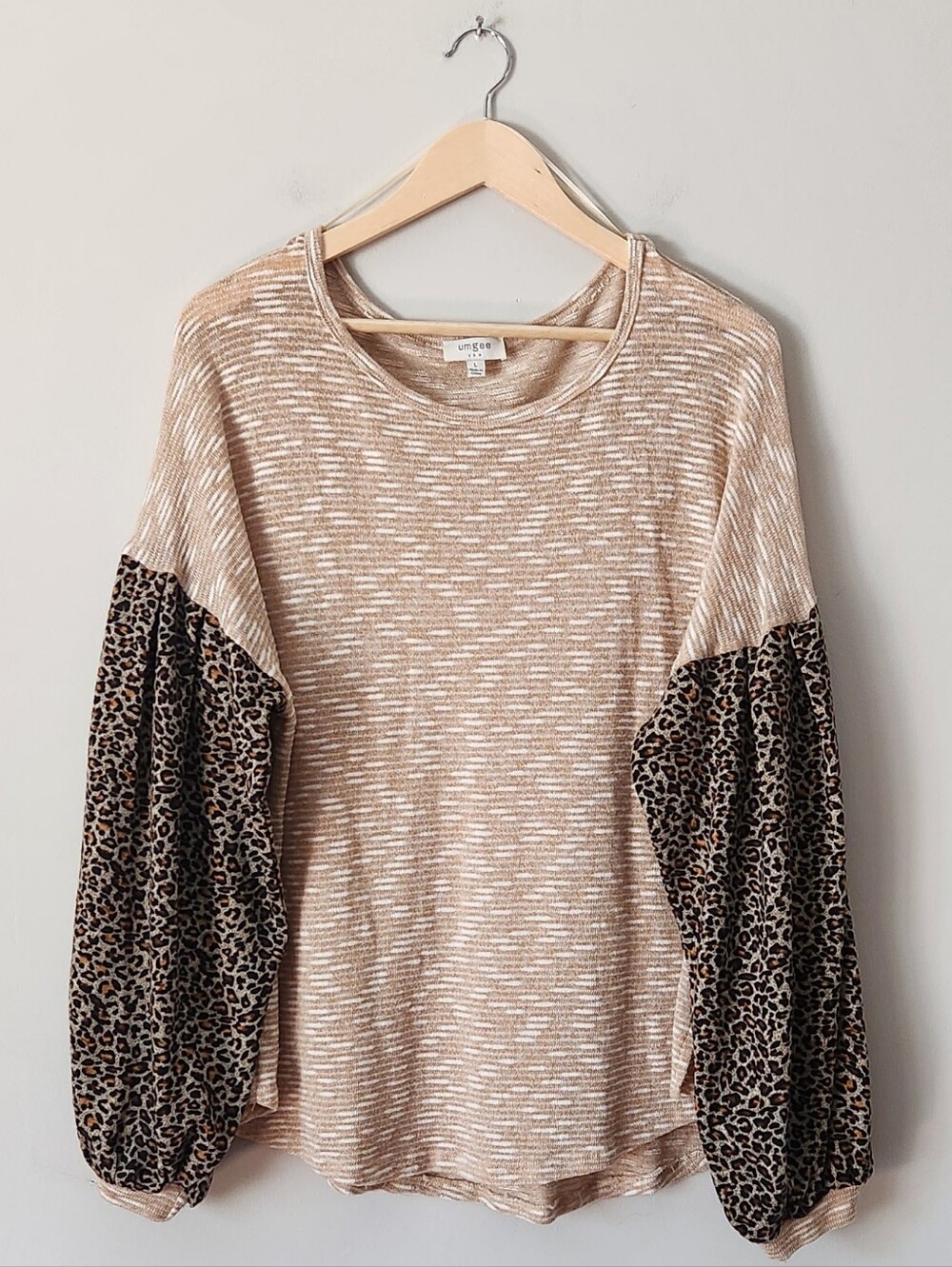 Umgee Tan Knit Top with Leopard Bubble Sleeves Sz L